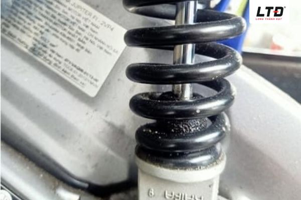 Dầu giảm xóc hết tác dụng là một mối nguy hiểm tiềm ẩn có thể gây mất kiểm soát xe