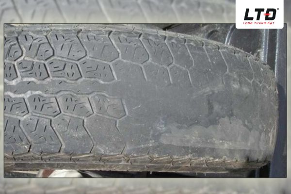 Vòng bi hỏng khiến trục bánh không quay chuẩn tâm dẫn đến lốp bị mòn lệch