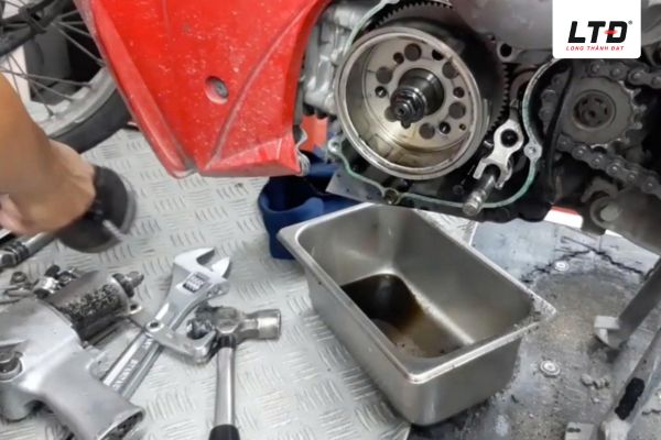 Dùng dầu nhớt sai loại khiến động cơ mất độ bôi trơn gây ma sát và tạo tiếng gõ, kêu ồn.