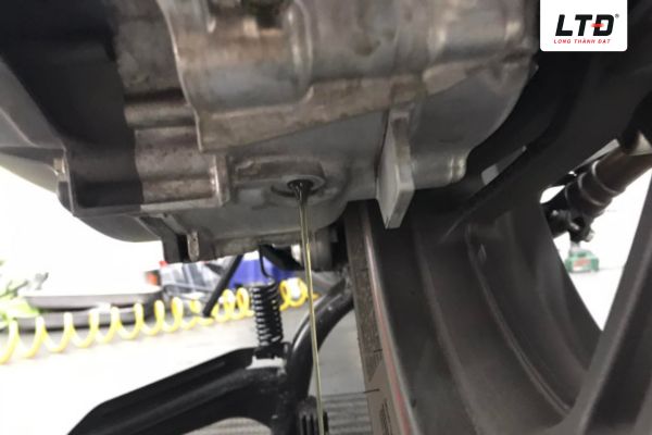 Dầu láp bị biến chất là một trong những nguyên nhân khiến xe bị hú láp