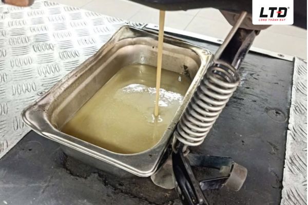 Dầu nhớt bị nhiễm nước, chuyển sang màu trắng đục do nước ngập lụt lọt vào động cơ