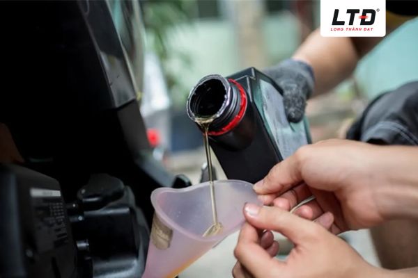 Dầu có thể bị nhớt bị suy giảm chất lượng theo thời gian và cần được thay định kỳ