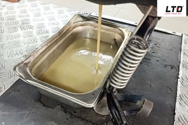 Nước hòa lẫn vào dầu nhớt và tạo thành dạng nhũ tương màu trắng đục