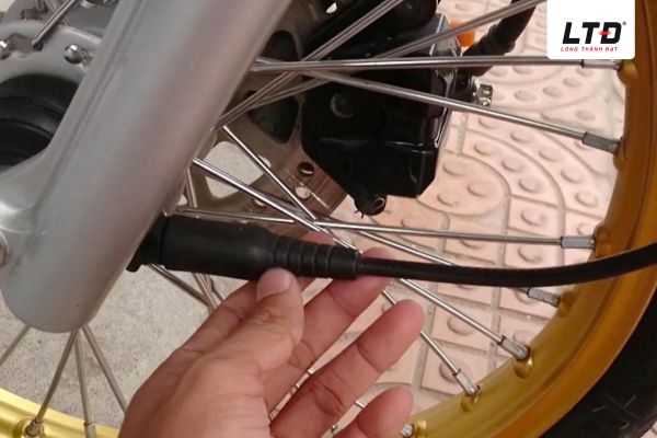 Dây cáp công-tơ-mét xe máy bị hư hỏng 