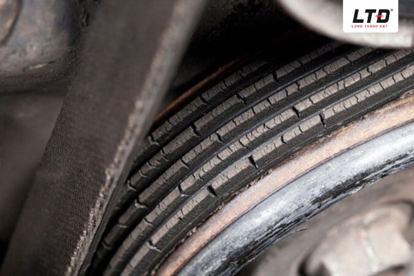 Khi dây curoa bị chai sẽ xuất hiện các vết nứt dọc bánh răng 