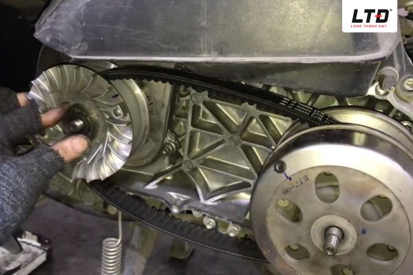 Dây curoa sử dụng trong thời gian quá dài không thay thế rất dễ gây ra hư hỏng 