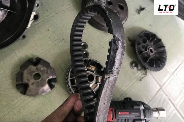 Dây curoa bị mòn dễ trượt nên lực kéo không truyền xuống bánh xe hiệu quả.