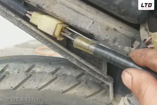 Hệ thống dây điện hỏng cũng khiến đèn xi nhan không nháy 