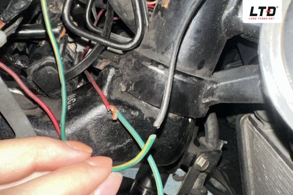 Dây điện xe máy bị hư hỏng 
