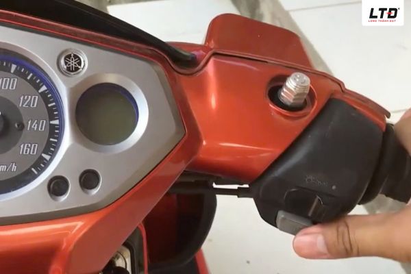 Ắc quy cạn bình thường khiến xe đề máy yếu, phải nhấn đề nhiều lần mới nổ