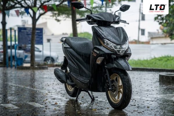 để xe máy ngoài trời mưa qua đêm gây ảnh hưởng xấu đến tuổi thọ và khả năng vận hành của xe