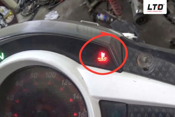 Đèn báo nước làm mát xe máy màu đỏ cho thấy nhiệt độ động cơ đang tăng quá cao 