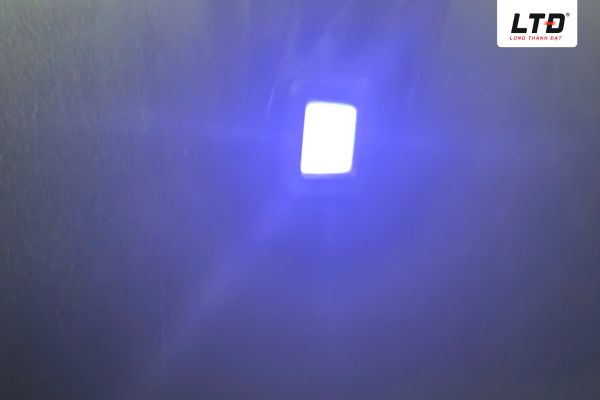 Cốp xe 27 lít tích hợp đèn LED chiếu sáng