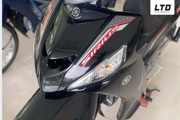 Hai đèn định vị đặt kề cận ngay cụm đèn pha phía trên