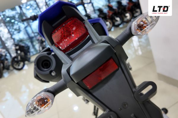 Đèn hậu và xi-nhan vẫn sử dụng bóng halogen.