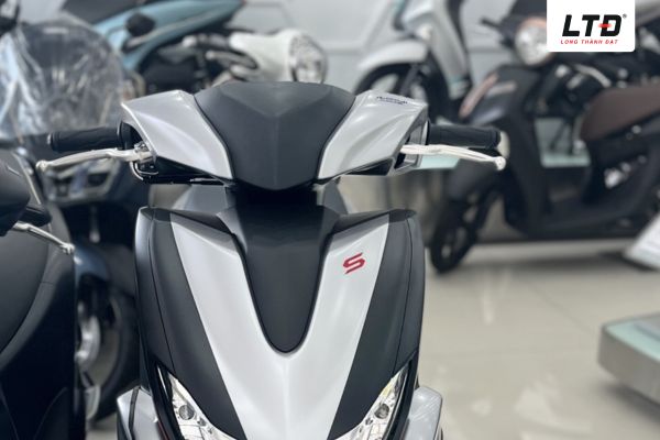 Phần đầu xe gây ấn tượng mạnh với cụm đèn pha LED lớn