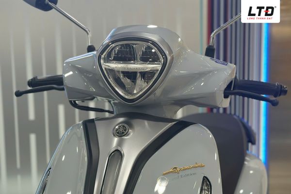 Phần đầu xe gây ấn tượng mạnh với cụm đèn pha LED