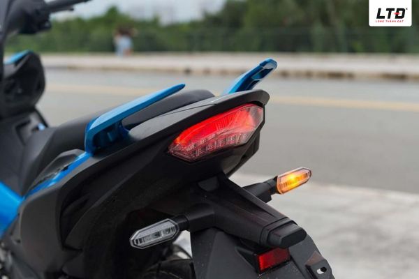 Đèn xi nhan giúp báo hiệu phương hướng di chuyển của bạn khi tham gia giao thông. 