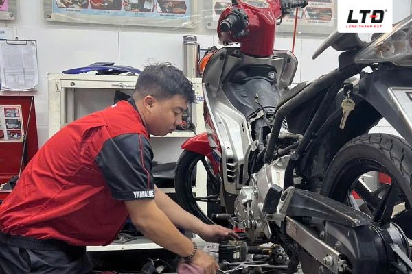 Đưa xe đi bảo dưỡng để thay dung dịch làm mát đúng chu kỳ nhằm duy trì khả năng tản nhiệt 