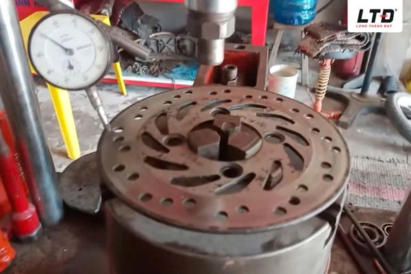 Đĩa xe máy bị cong vênh là tình trạng đĩa phanh không còn giữ được độ phẳng