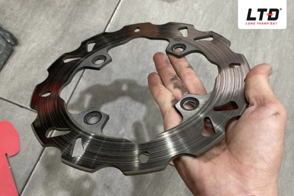 Đĩa thắng bị cong vênh sẽ khi xe thắng không ăn 