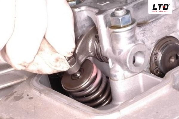 Điều chỉnh lại khe hở xupap theo đúng thông số của nhà sản xuất