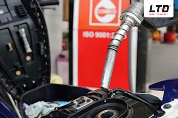 Thói quen đổ xăng không đúng cách có thể khiến kim phun bị tắc nghẽn và bám bẩn 