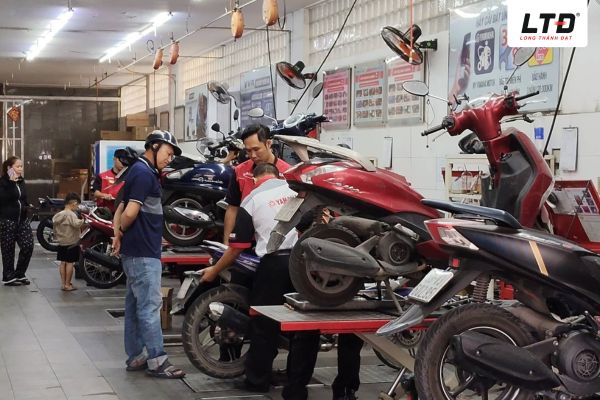 Đội ngũ kỹ thuật viên được đào tạo bài bản tại Long Thành Đạt luôn làm việc tận tâm uy tín