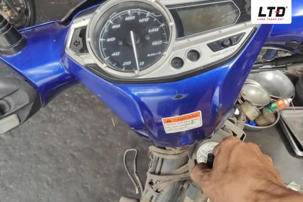 Động cơ khó nổ khi nguội hoặc dễ chết máy