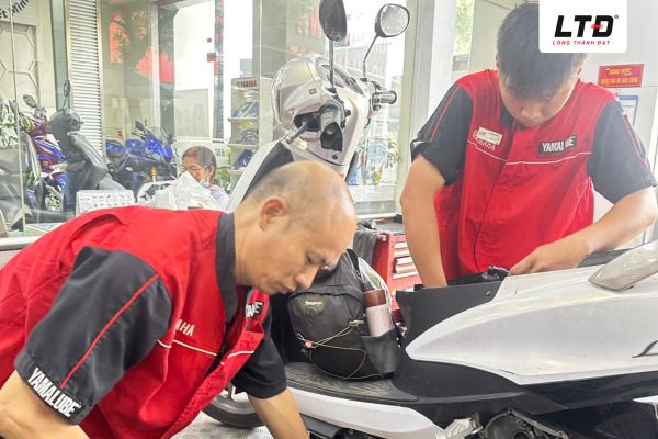 Đưa xe đến trung tâm bảo dưỡng để kiểm tra chuyên sâu khi di chuyển qua vùng ngập 