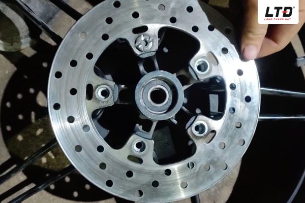 Đừng chủ quan khi phát hiện đĩa phanh xe máy bị cong vênh