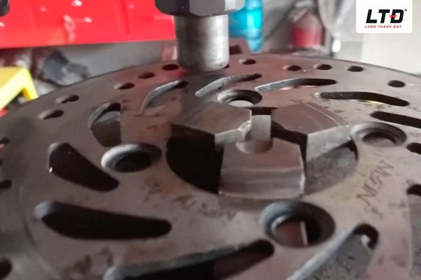 Ép lại đĩa phanh cũ tuy tiết kiệm nhưng không phải giải pháp lâu dài