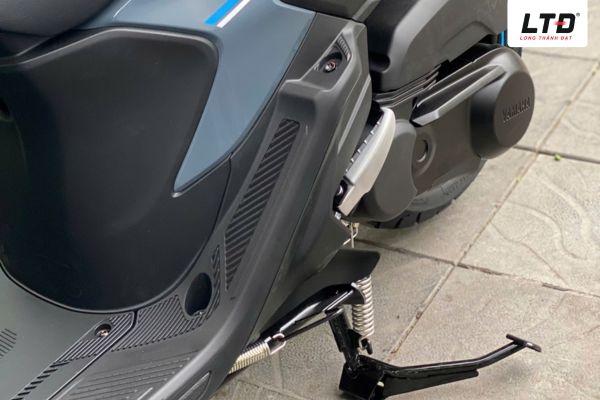 Xe trang bị gác chân phụ rất phù hợp khi chở em bé