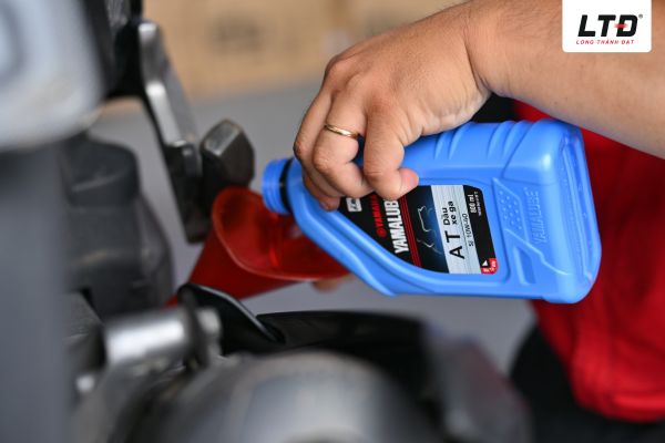 Đã có gần 1.000 suất thay nhớt và kiểm tra xe miễn phí