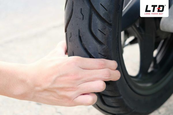 Giữ áp suất lốp đúng chuẩn không bơm quá cứng hoặc quá non 