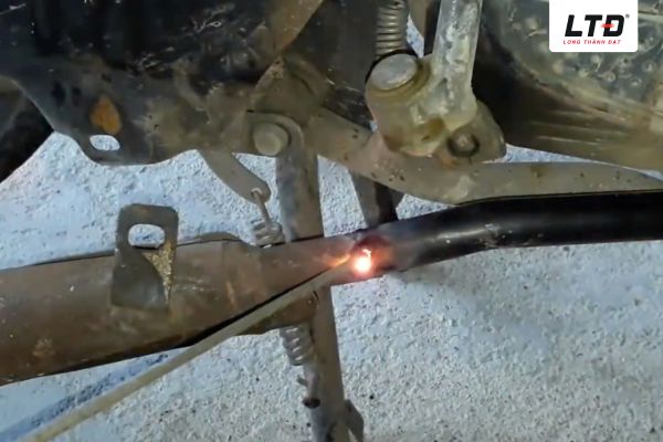 Phương pháp hàn gia cố để lấp đầy các vết hở