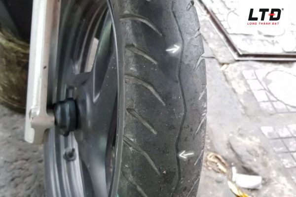 Lốp quá non hoặc quá căng đều làm tăng tải trọng lên hệ thống treo và lái