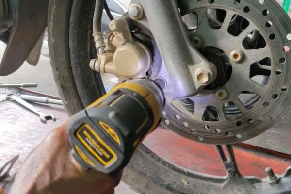 Heo dầu hư làm phanh bị kẹt