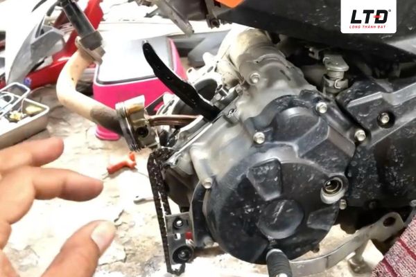 Thủy kích xe máy là hiện tượng nước xâm nhập vào buồng đốt của động cơ,