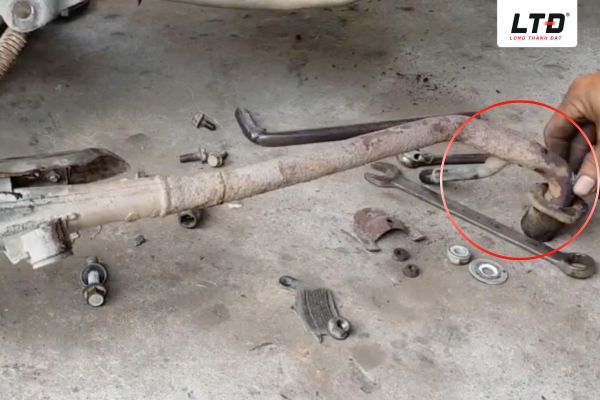 Hiện tượng hở cổ pô xe máy