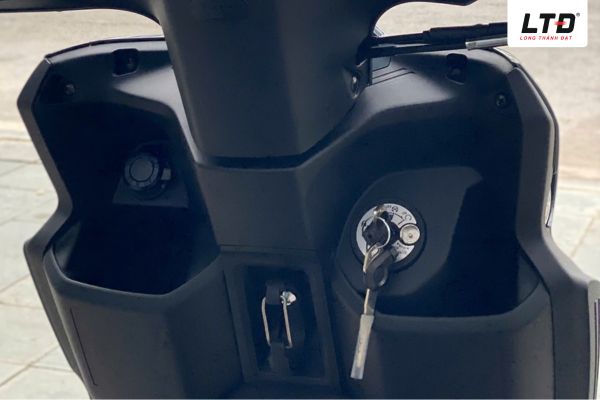 Hộc chứa đồ trước tích hợp cổng sạc rất tiện lợi