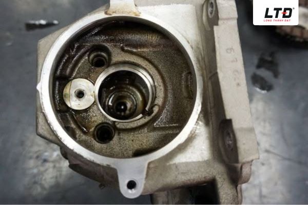 Vị trí đầu Xi lanh và trục cam bị mài mòn.