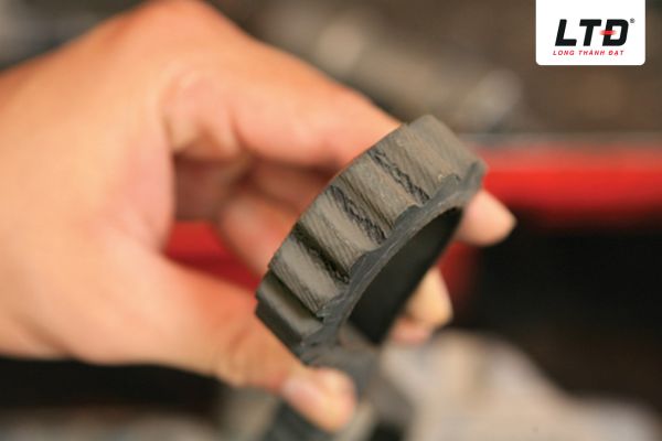 Dây curoa mòn hoặc giãn dễ gây ra tiếng hú 