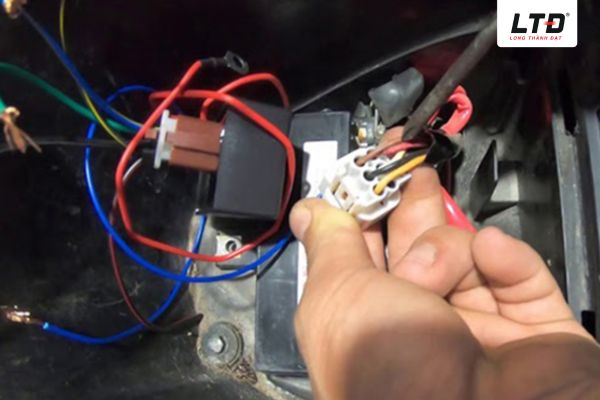 IC bị hỏng hoặc tín hiệu truyền đến bugi không ổn định, tia lửa sẽ yếu hoặc mất 