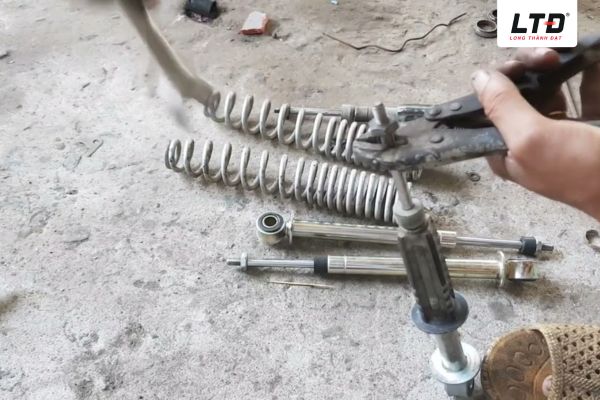 Người dùng nên kiểm tra phuộc khi xe bắt đầu xuất hiện những dấu hiệu vận hành bất thường