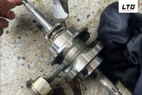 Bề mặt các chi tiết có dấu hiệu bị khô dầu, xước xát và biến màu do nhiệt độ cao.