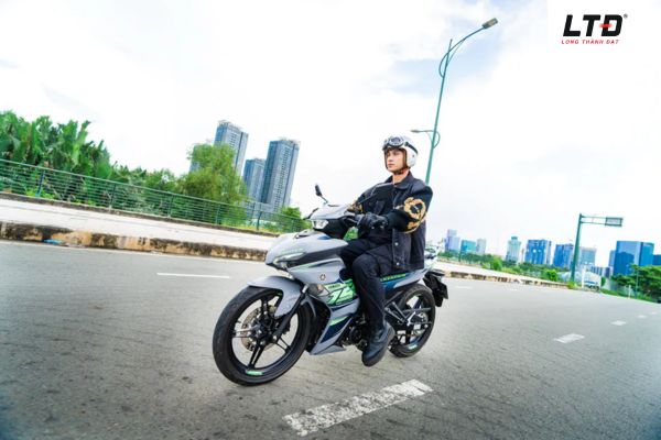 Không rà côn hoặc giữ côn khi xe đang chạy nhanh