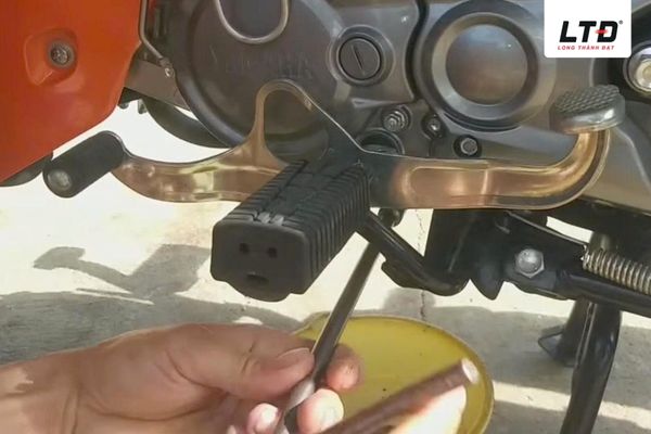 Thay lông đền là một biện pháp bảo dưỡng nhằm chủ động kiểm soát độ kín của vị trí xả nhớt