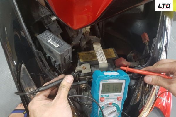 Người dùng cần kiểm tra và điều chỉnh lại nguồn sạc