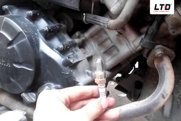 Kiểm tra và bảo dưỡng bugi định kỳ giúp xe hạn chế tình trạng hao nhớt